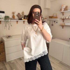 Asimetrik Kesim Yırtmaçlı Dantel Detaylı Beyaz Kadın Tişört