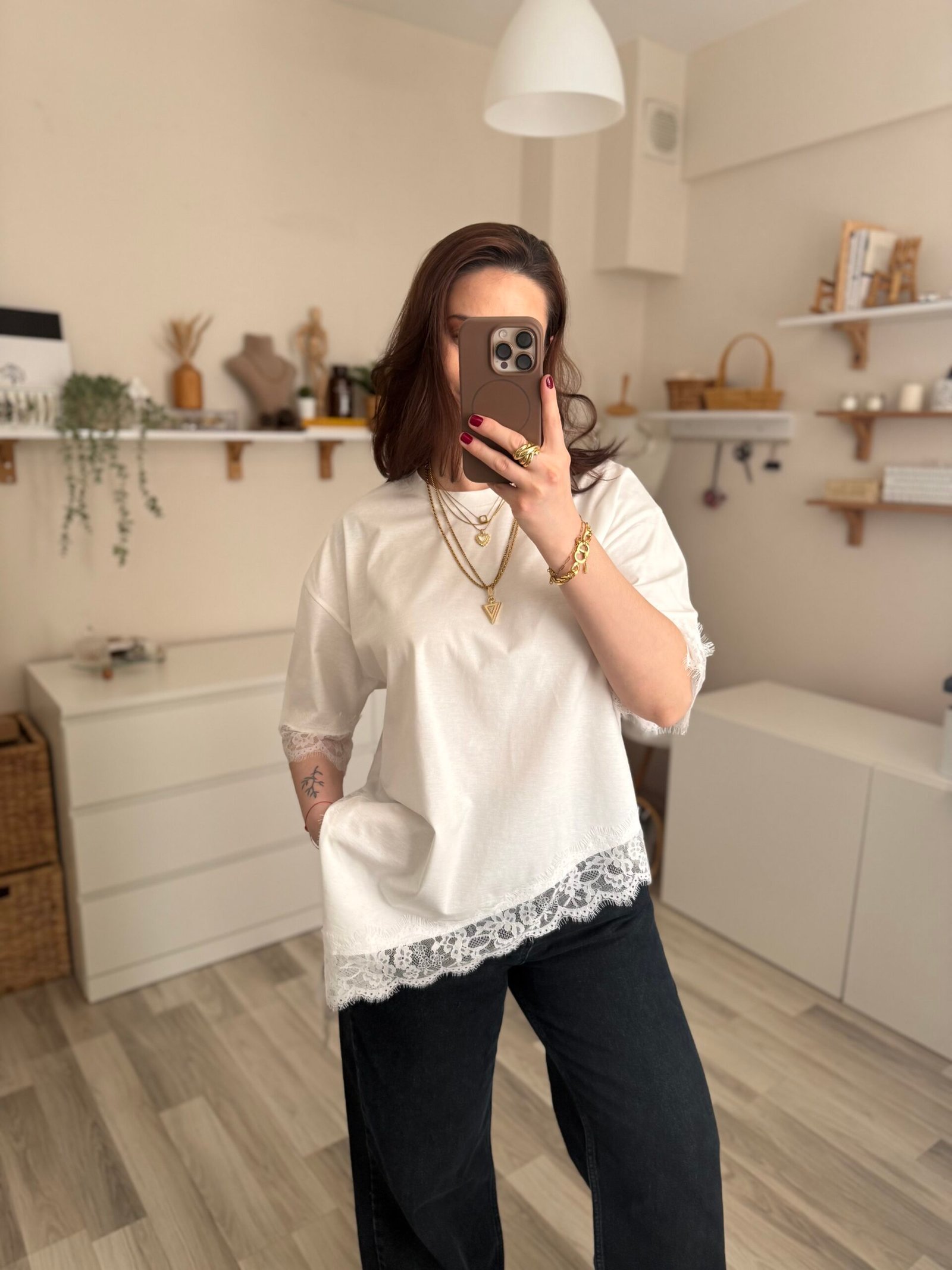 Asimetrik Kesim Yırtmaçlı Dantel Detaylı Beyaz Kadın Tişört