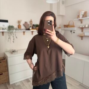 Asimetrik Kesim Yırtmaçlı Dantel Detaylı Acı Kahverengi Kadın Tişört