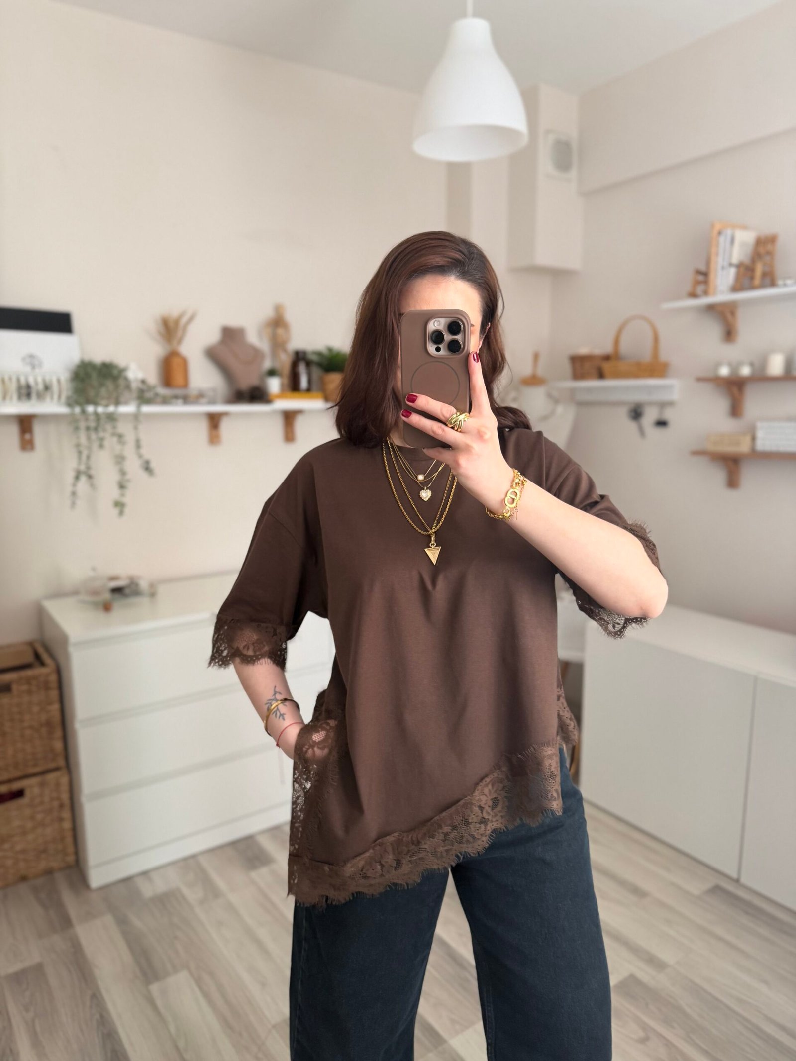 Asimetrik Kesim Yırtmaçlı Dantel Detaylı Acı Kahverengi Kadın Tişört