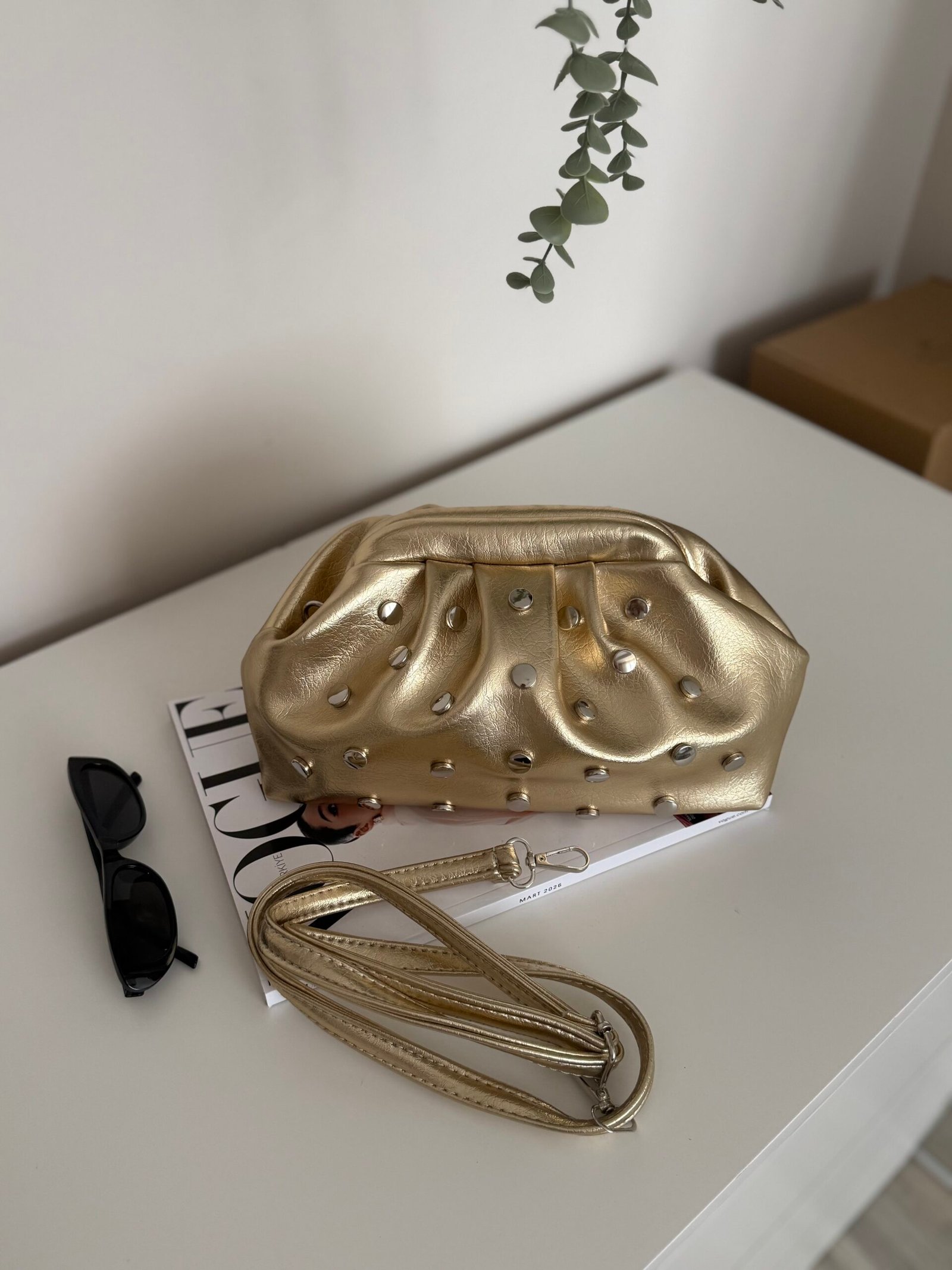 Suni Deri Parlak Zımbalı Askılı Kadın Clutch ve Çapraz Çanta Gold