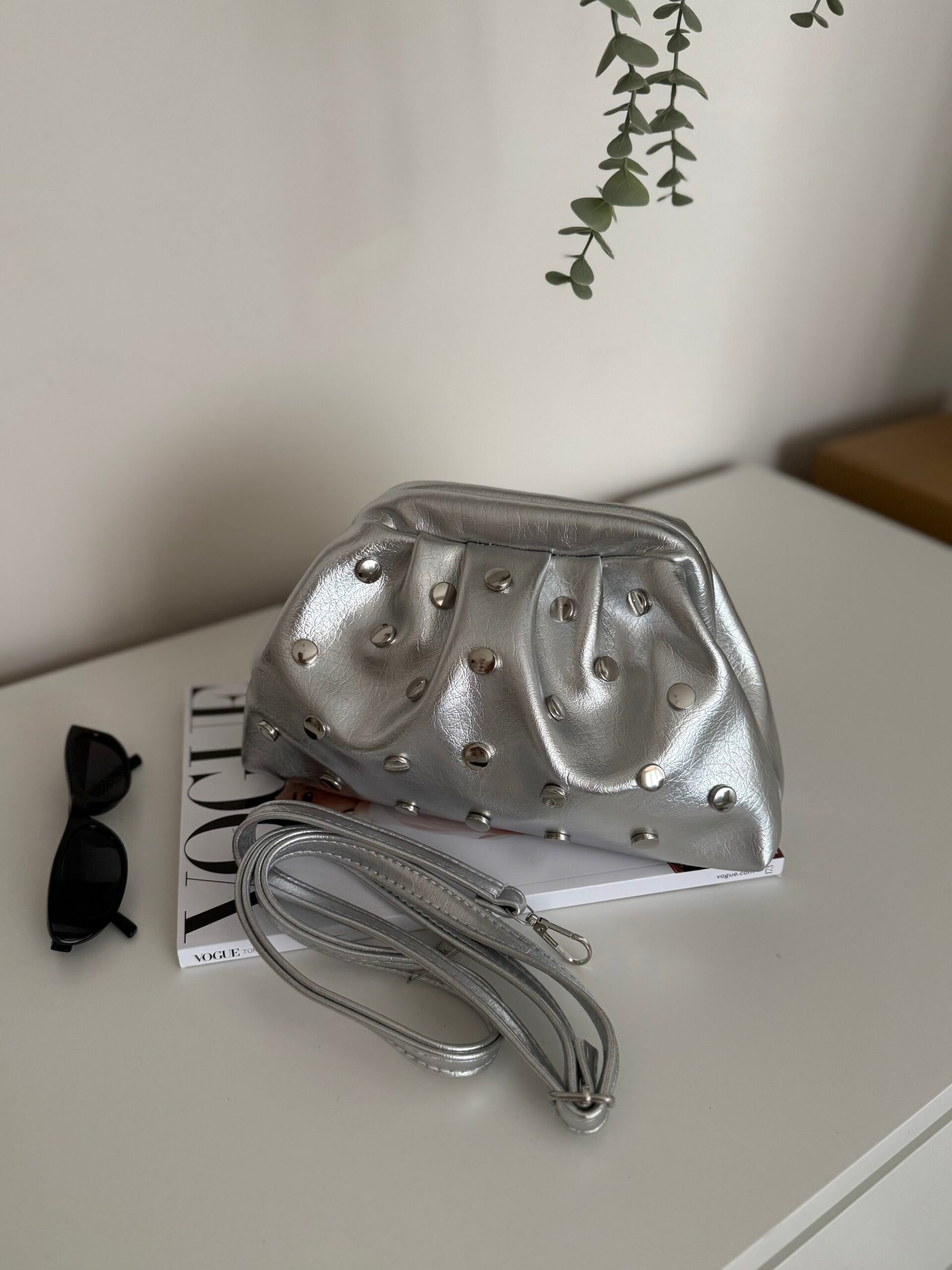 Suni Deri Parlak Zımbalı Askılı Kadın Clutch ve Çapraz Çanta Gümüş